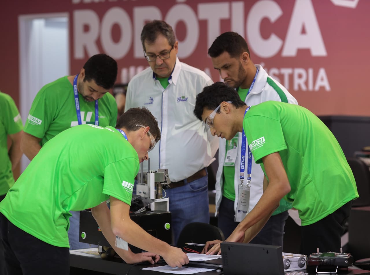 Cristiano (à direita) durante treinamento em Brasília para WorldSkills com o colega Emerson e o treinador Paulo Villiger ao fundo (de óculos) / Foto: arquivo pessoal